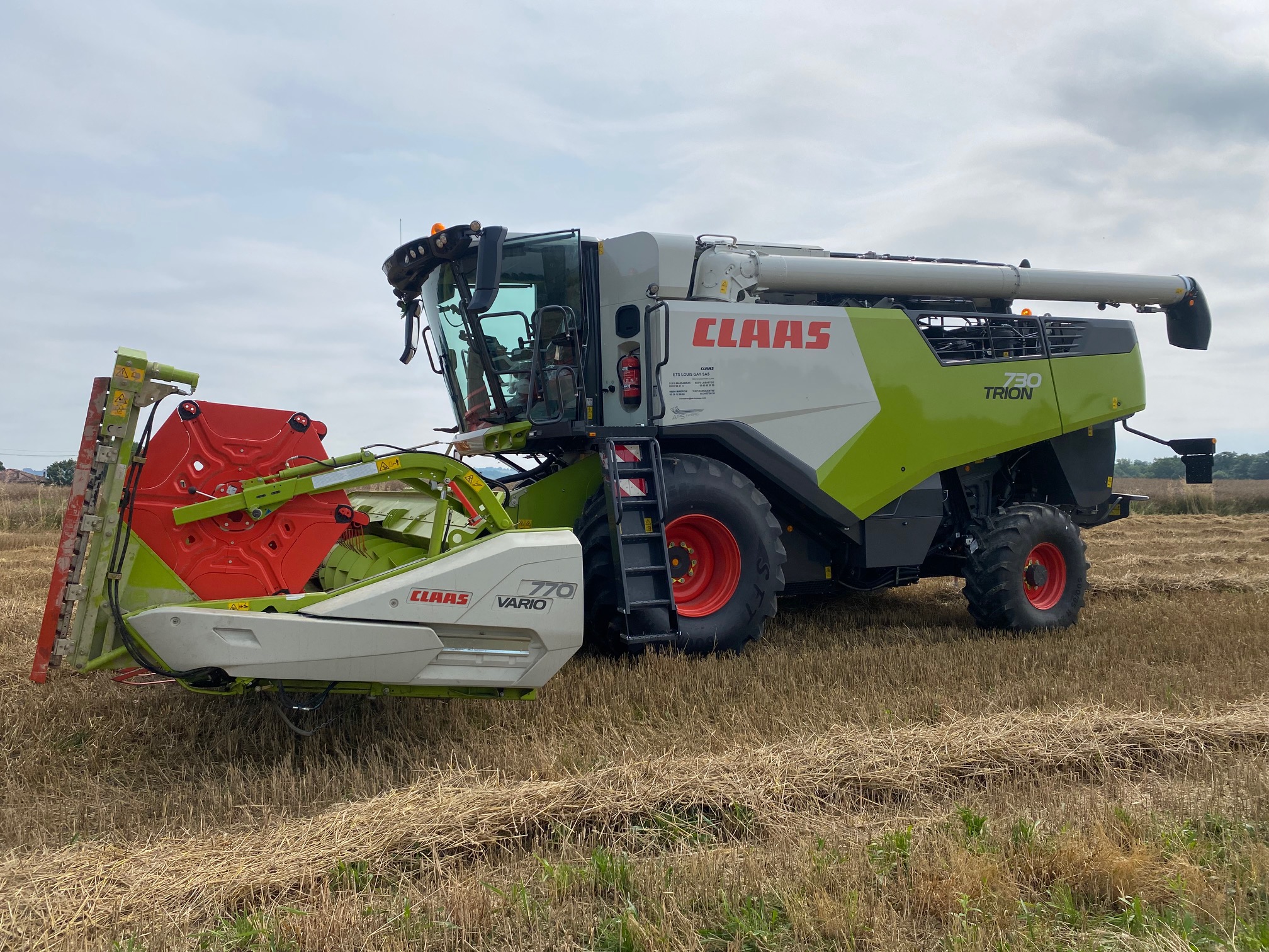 Moissonneuse-batteuse CLAAS équipée d'un cueilleur à maïs