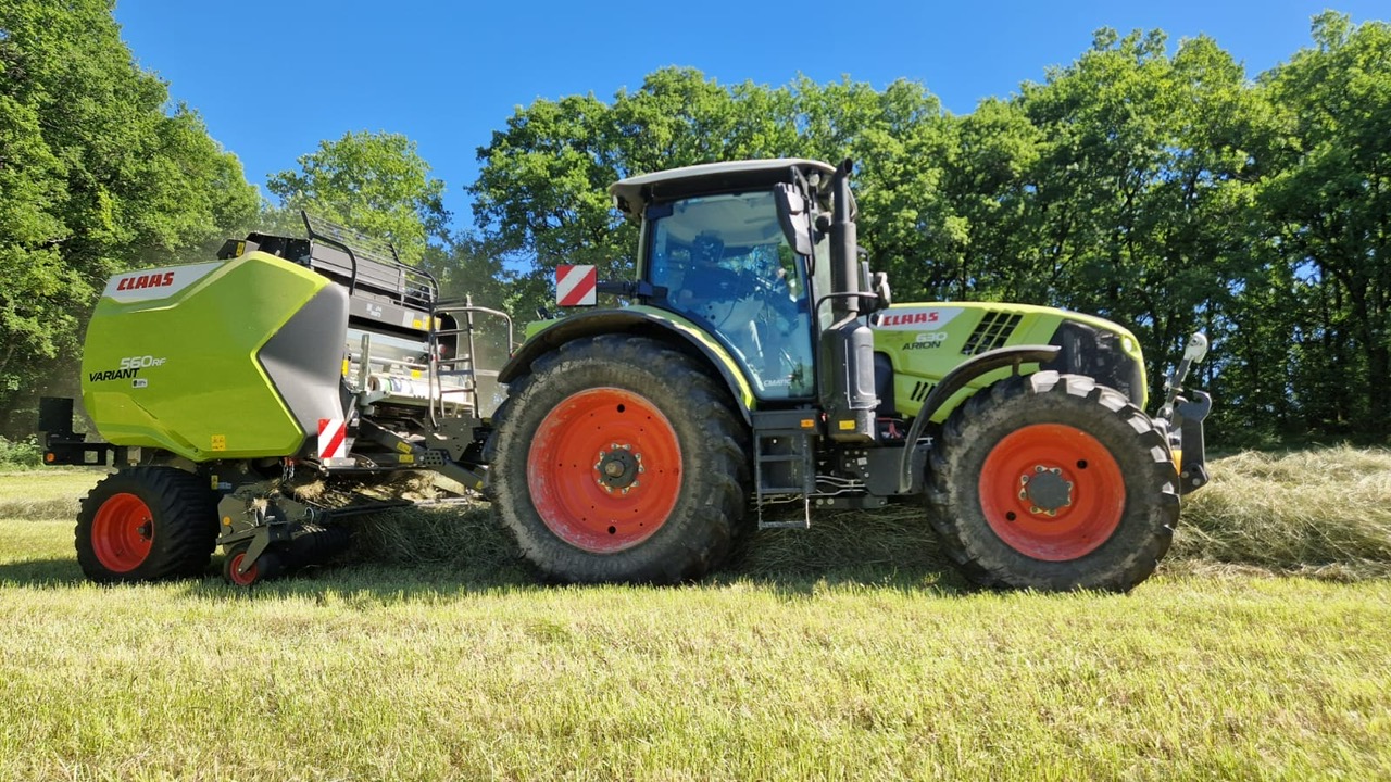 Tracteur CLAAS et presse à balles rondes CLAAS pour la fenaison