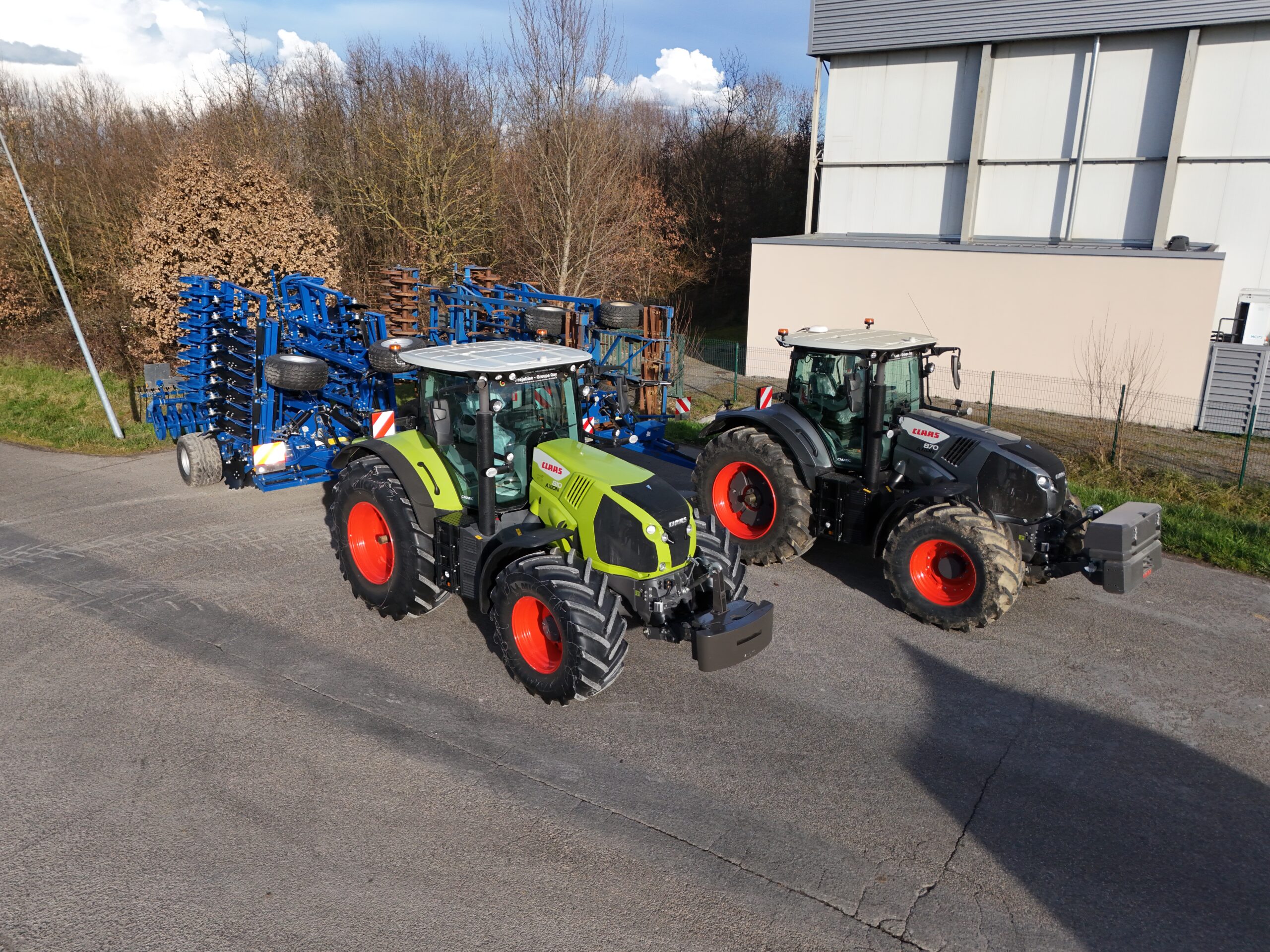 Tracteurs CLAAS avec outils de travail du sol, concession Groupe Gay