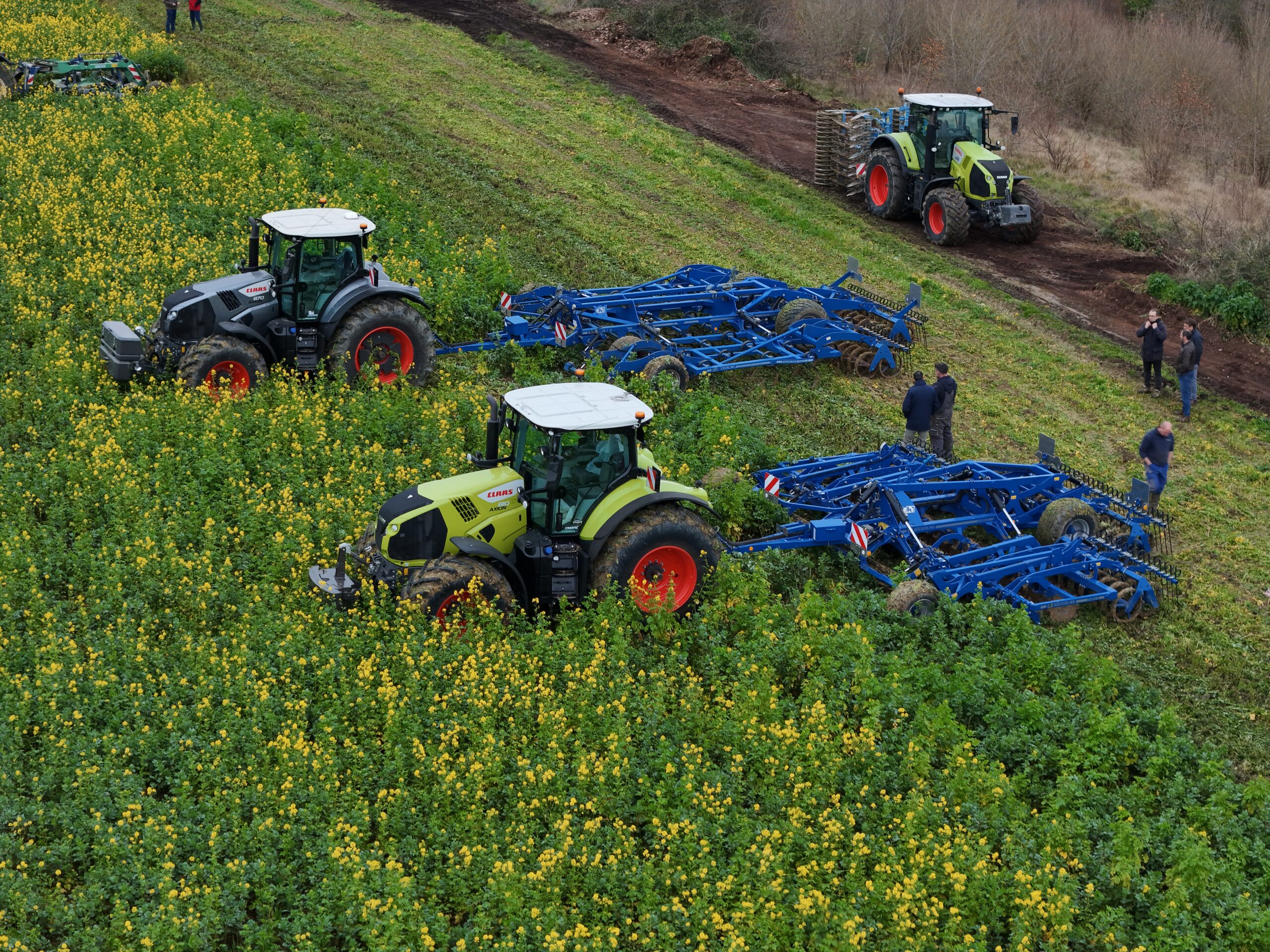 Tracteur CLAAS et déchaumeur pour le travail du sol et le semis