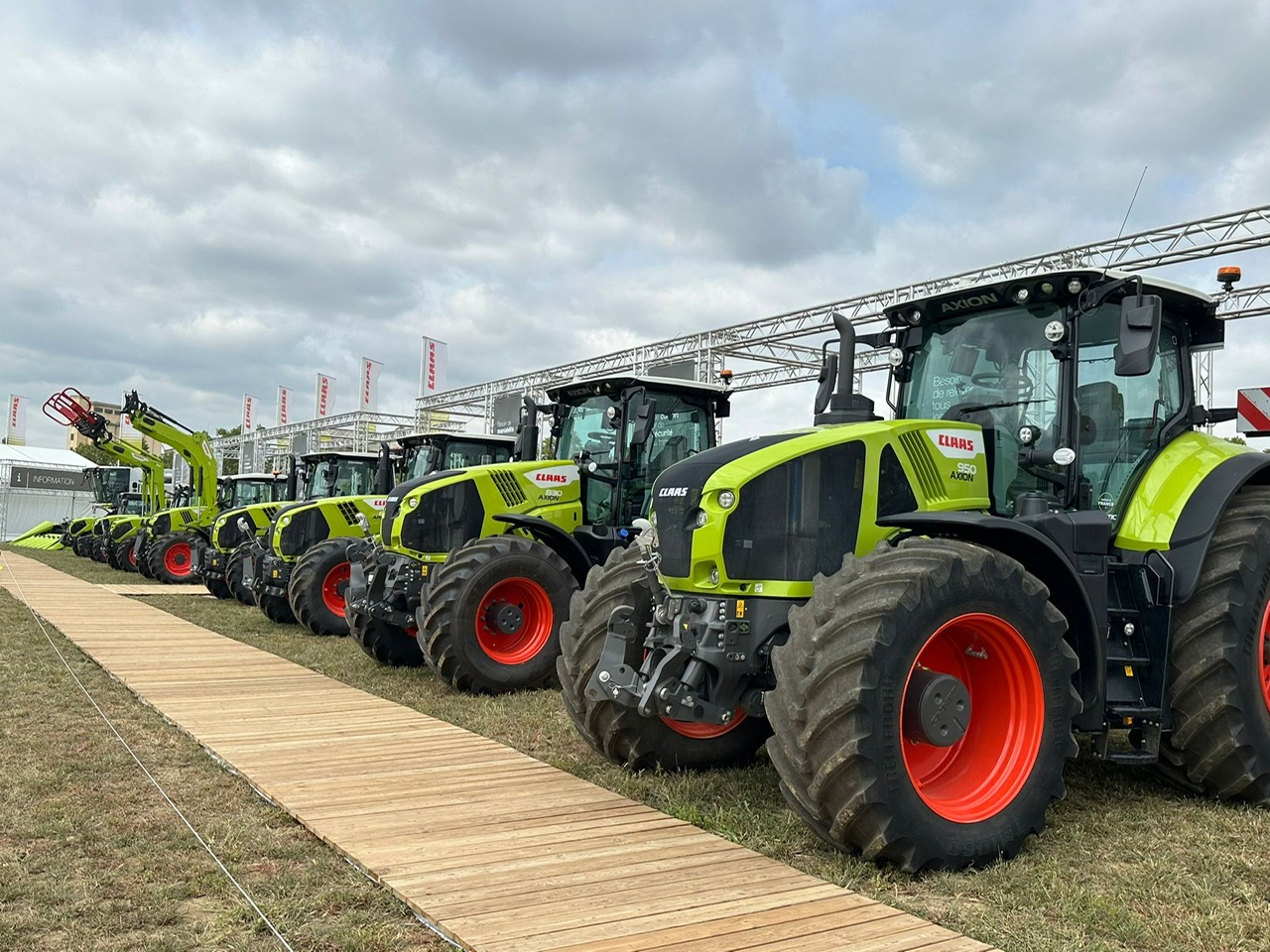 Gamme de tracteurs CLAAS neufs exposés en concession